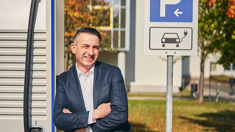 Gunar Schmidt an einer Schnelladesäule