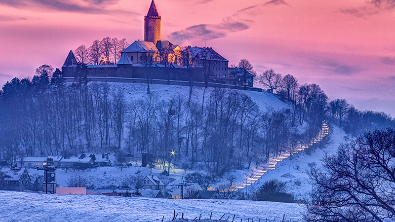 Die Leuchtenburg aus der Ferne im Winter