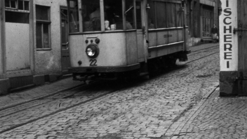 Triebwagen 22 fährt 1962 durch die Wagnergasse. 