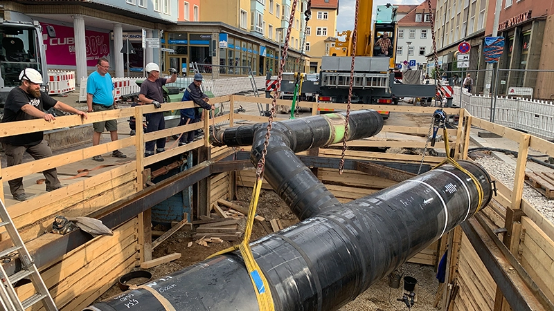 Ein tonnenschweres T-Stück wird in die Fernwärmeleitung in der Weigelstraße in Jena eingepasst