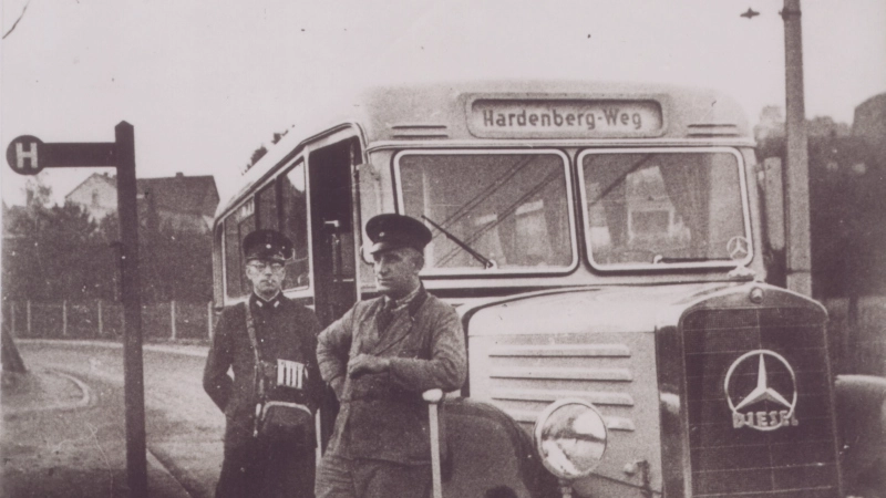 Linienverkehr mit Mercedes-Bus auf der Strecke Hardenbergweg-Holzmarkt 1946.