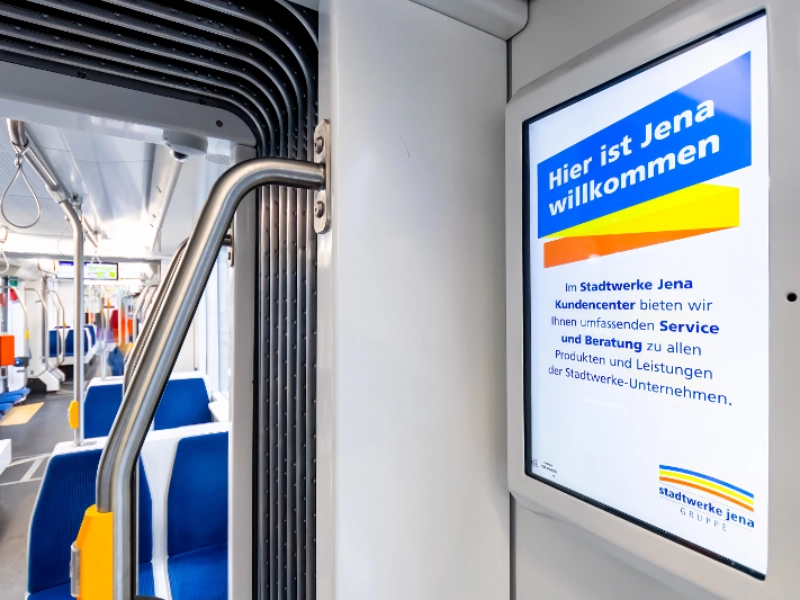 Foto von einem Bildschirm mit Werbung in der Lichtbahn. Foto von einem Bildschirm mit Werbung in der Lichtbahn.
