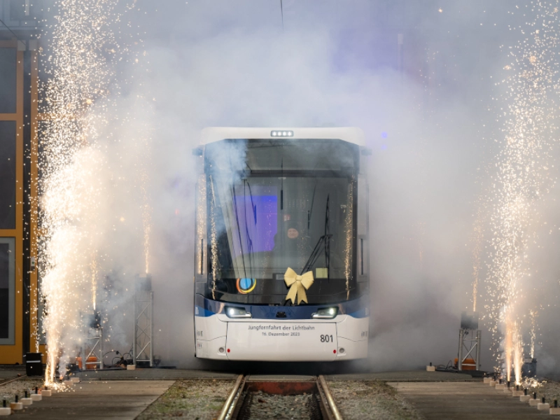 Jungfernfahrt der ersten Lichtbahn 801 (Stadler Tramlink) am 16.12.2023.
