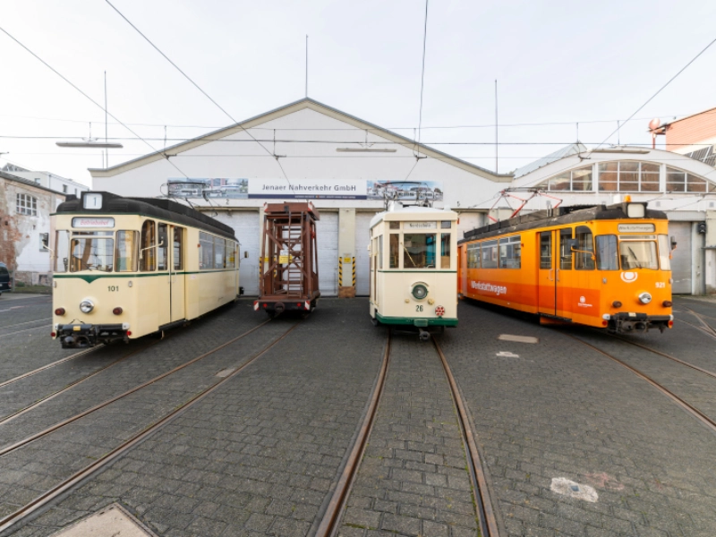 Triebwagen 26, 101 und 921 sowie Turmwagen vor dem Depot in der Dornburger Straße am 16.12.2023.