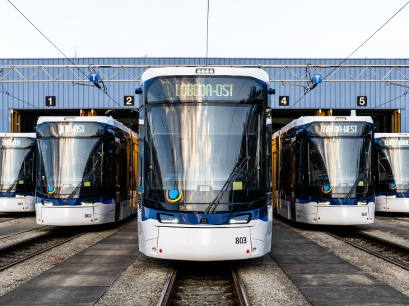 5 Lichtbahnen vor einer Halle auf dem Betriebshof.