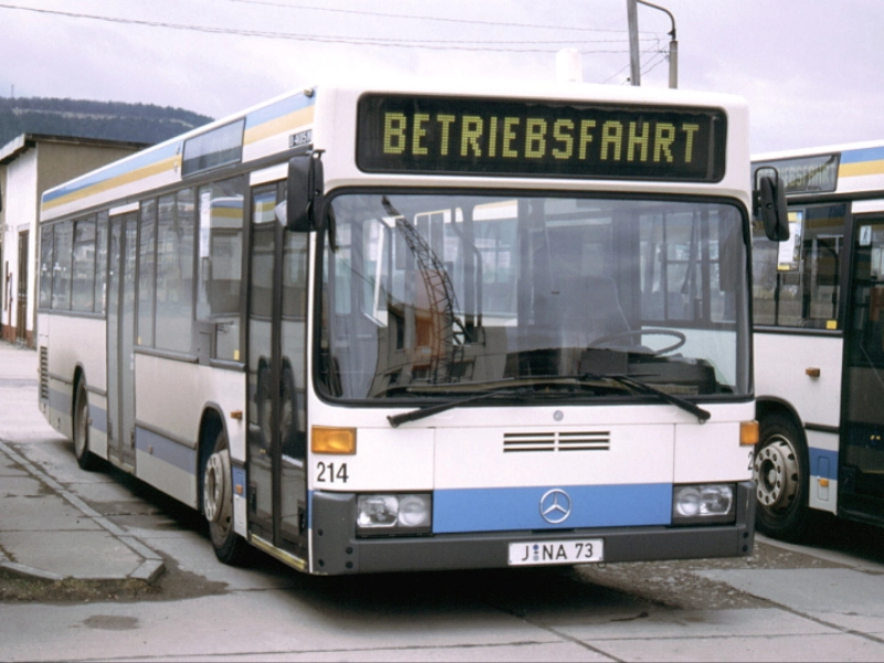 Mercedes-Bus 214 im Jahr 2003.