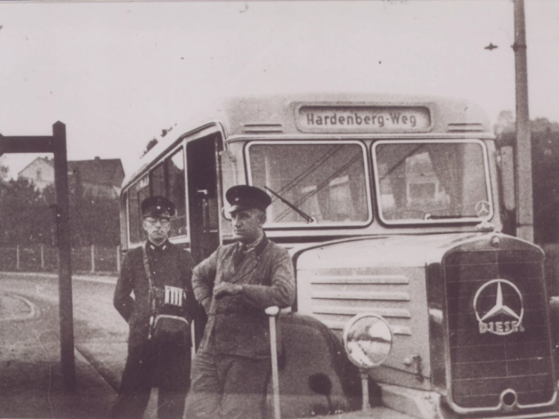 Linienverkehr mit Mercedes-Bus auf der Strecke Hardenbergweg-Holzmarkt 1946.