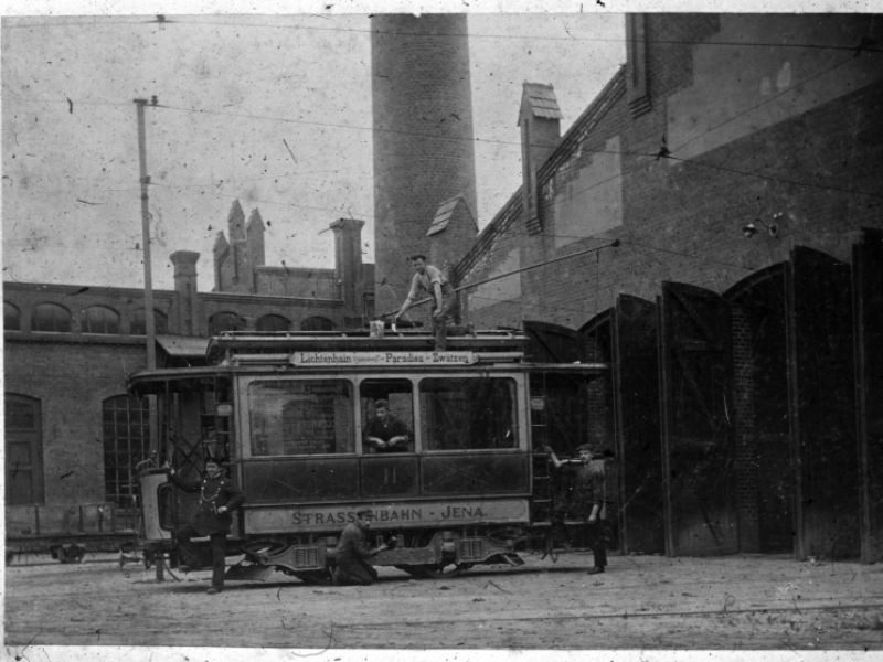 Triebwagen 11 vor dem Straßenbahndepot 1901.