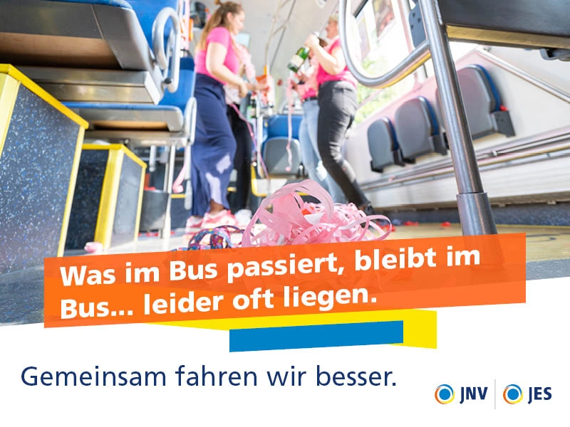Im Vordergrund sieht man Luftschlangen auf dem Boden eines Busses liegen. Im Hintergrund sind feiernde Frauen zu sehen.