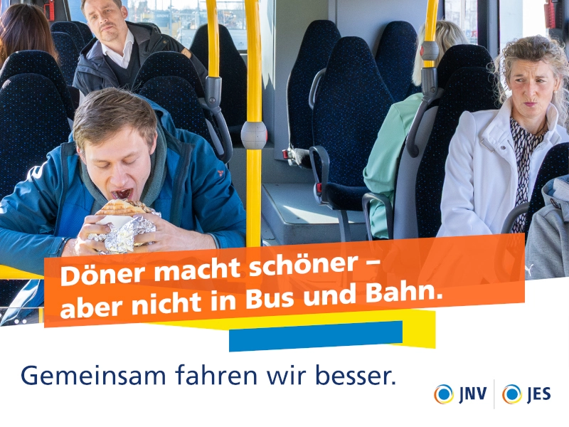 Ein Mann sitzt im Bus und isst einen Döner. Rundherum sitzen Fahrgäste und schauen zu dem Mann. Ein Mann sitzt im Bus und isst einen Döner. Rundherum sitzen Fahrgäste und schauen zu dem Mann.