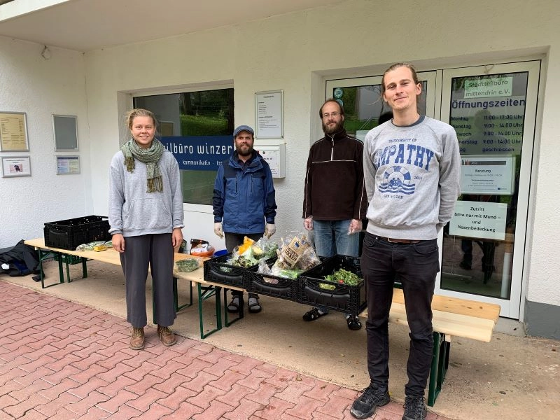 Personen stehen an der Fairwertbar in Winzerla