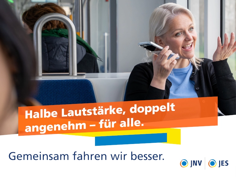 Eine blonde Frau sitzt telefonierend und gestikulierend in der Lichtbahn am Fenster. Eine blonde Frau sitzt telefonierend und gestikulierend in der Lichtbahn am Fenster.