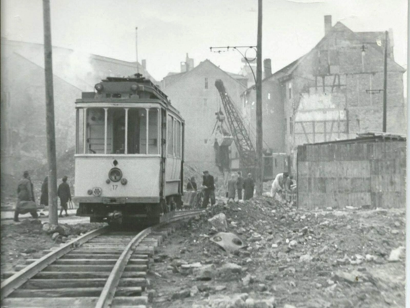 Triebwagen 17 auf dem "Trümmergleis" 1945/1946.