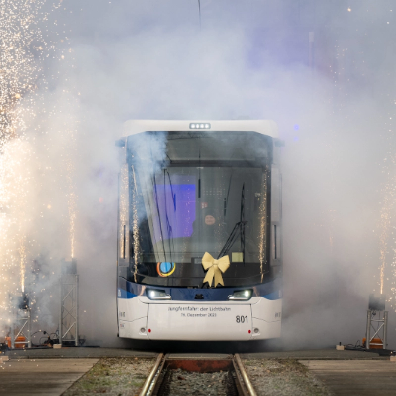 Jungfernfahrt der ersten Lichtbahn 801 (Stadler Tramlink) am 16.12.2023.