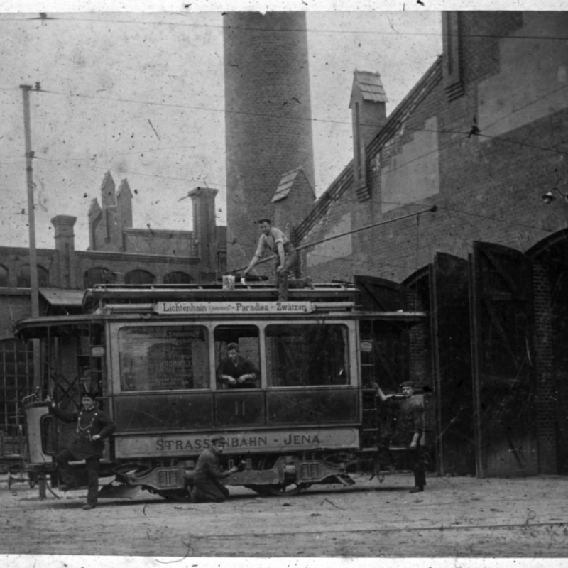 Triebwagen 11 vor dem Straßenbahndepot 1901.