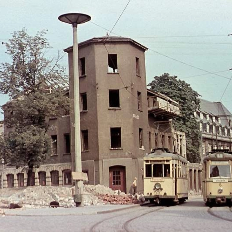 Triebwagen 6 und 25 auf dem Holzmarkt Ende der 1950er.