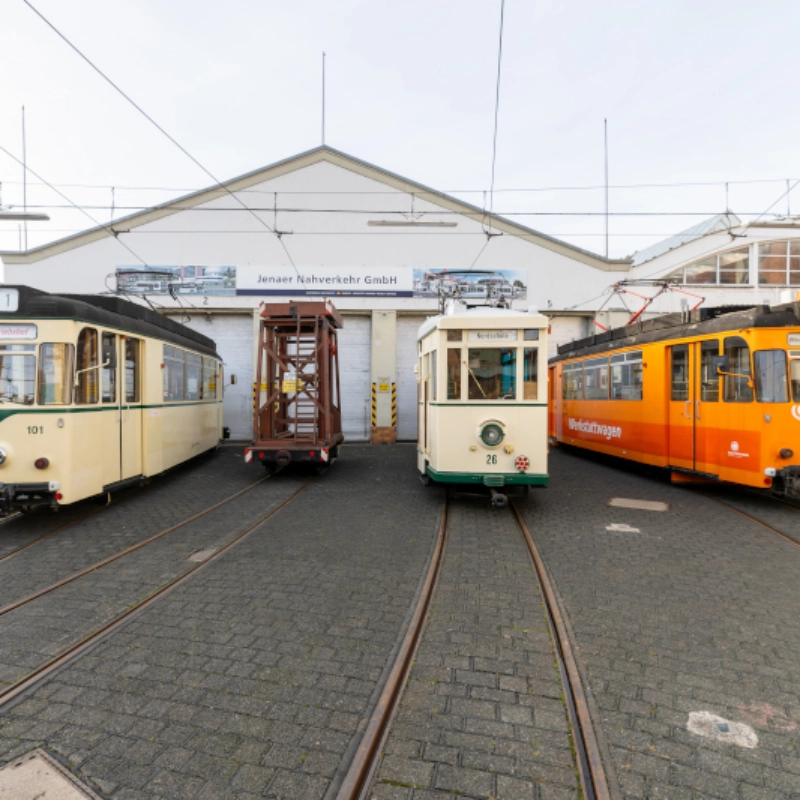 Triebwagen 26, 101 und 921 sowie Turmwagen vor dem Depot in der Dornburger Straße am 16.12.2023.