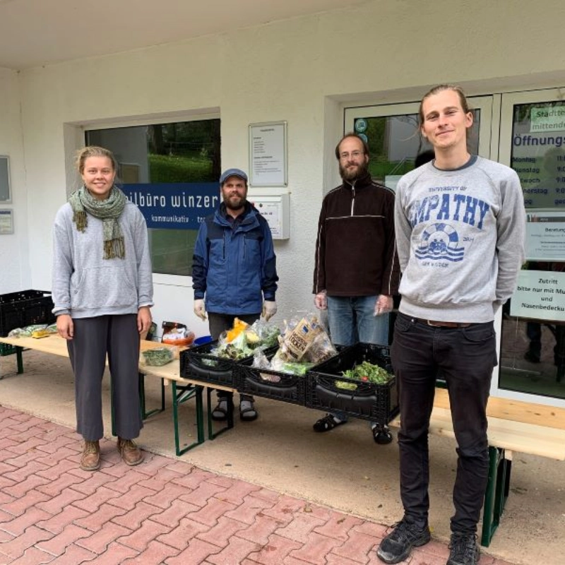 Personen stehen an der Fairwertbar in Winzerla
