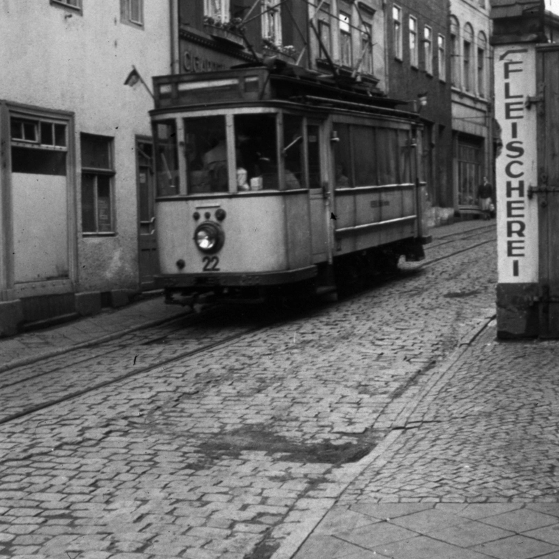 Triebwagen 22 fährt 1962 durch die Wagnergasse. 