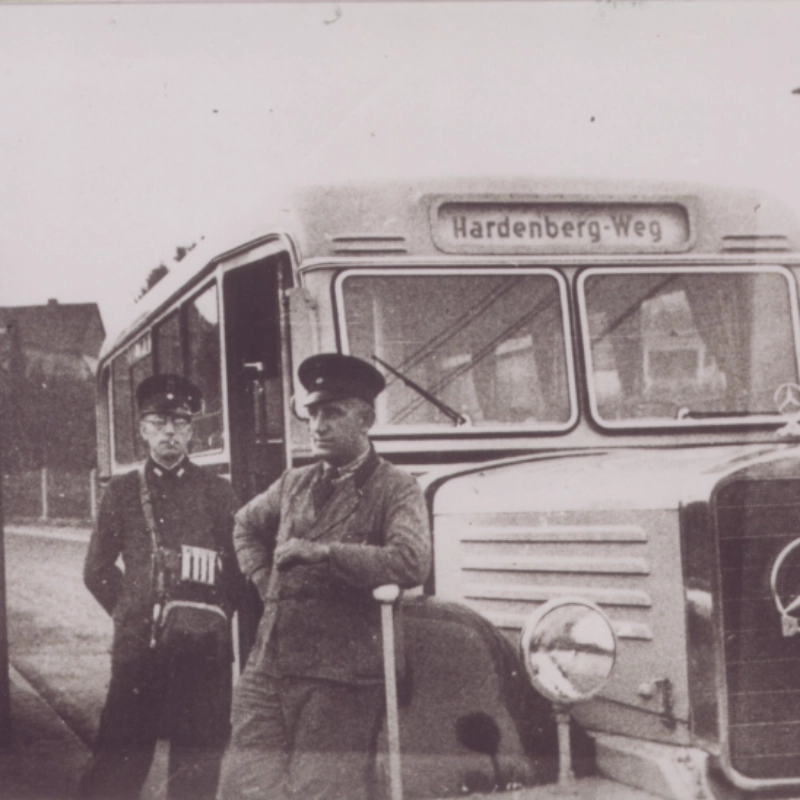 Linienverkehr mit Mercedes-Bus auf der Strecke Hardenbergweg-Holzmarkt 1946.