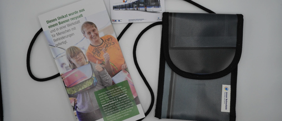 Handytasche aus JNV-Werbebanner