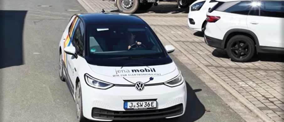 ein mit den Stadtwerke-Farben gekennzeichnetes E-Auto auf dem Betriebsgelände der Stadtwerke