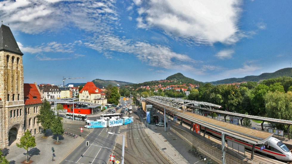 Nahverkehr Blick über Straßenbahn und Paradiesbahnhof