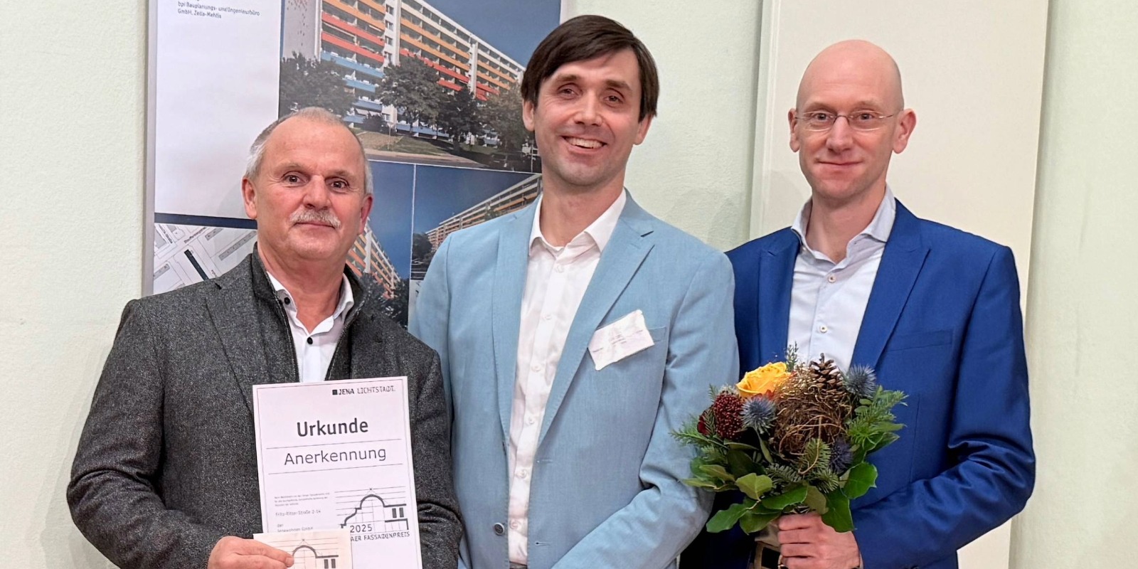 Thomas Hädrich, stellvertretender Bereichsleiter Technisches Management, und Dr. Stephan Wydra, Vorsitzender des Beirates von jenawohnen, nahmen die Anerkennung stellvertretend für jenawohnen entgegen. Schirmherr der Veranstaltung (Mitte) war Dirk Lange, Dezernent für Stadtentwicklung, Umwelt und Klimaschutz der Stadt Jena.